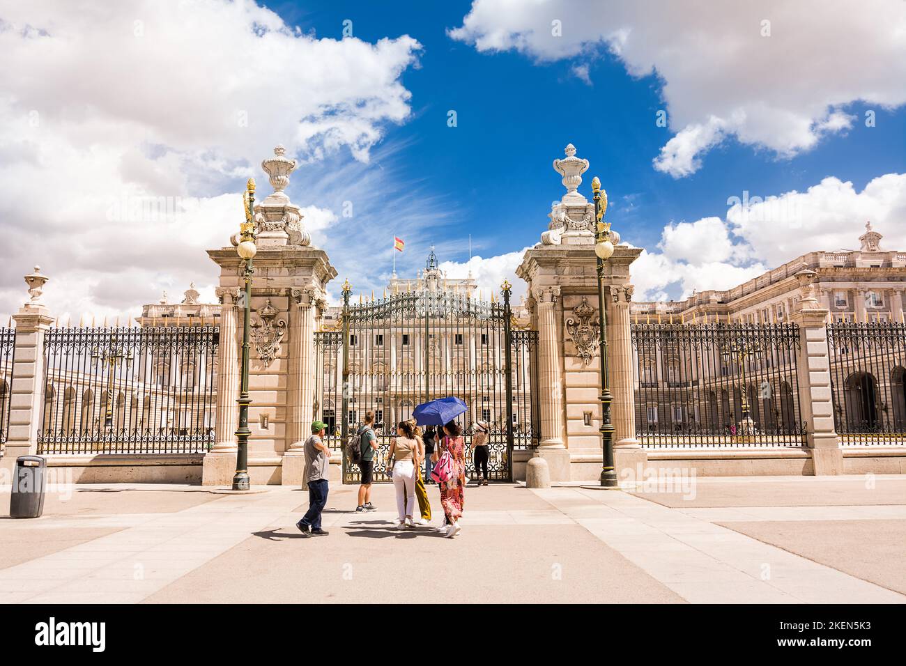 Madrid, España - 20 de junio de 2022: Puerta de entrada a la zona de desfiles del palacio real de Madrid con turistas visitantes Foto de stock