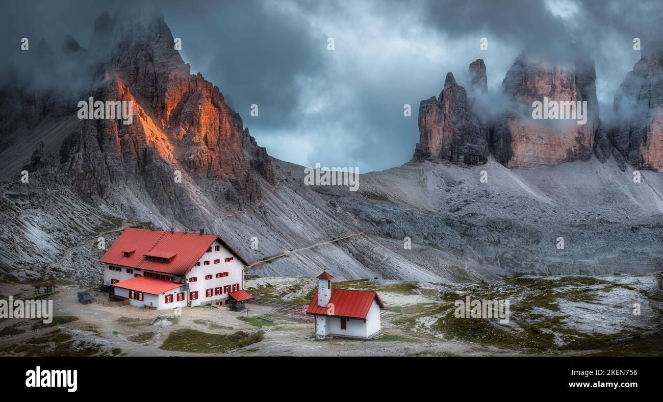 Parque Tre Cime en Dolomitas, Italia. Paisaje místico con montañas
