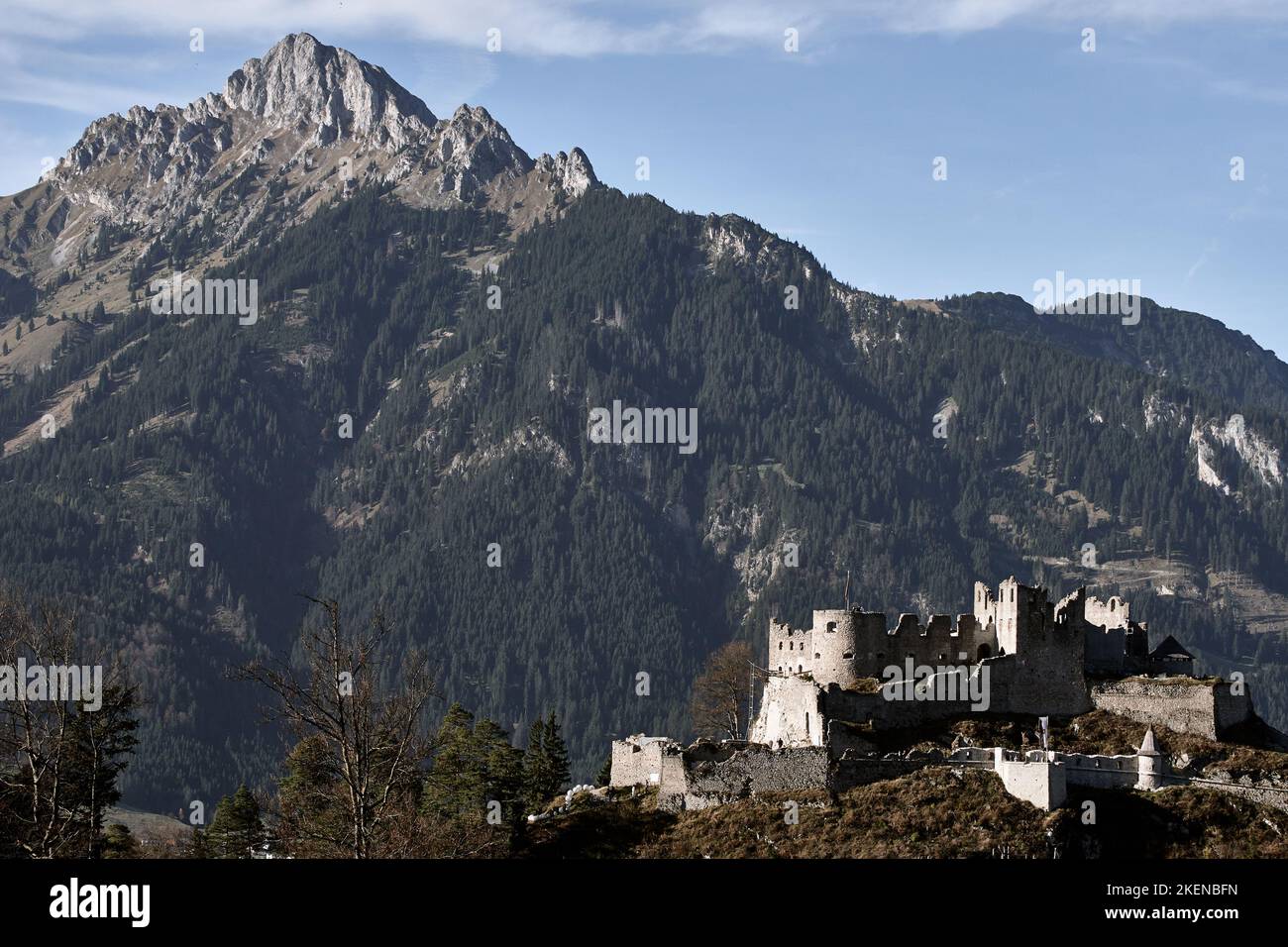 Ruinas del castillo de Ehrenberg y montañas vistas desde Fort Claudia en Reutte, Tirol, Austria Foto de stock