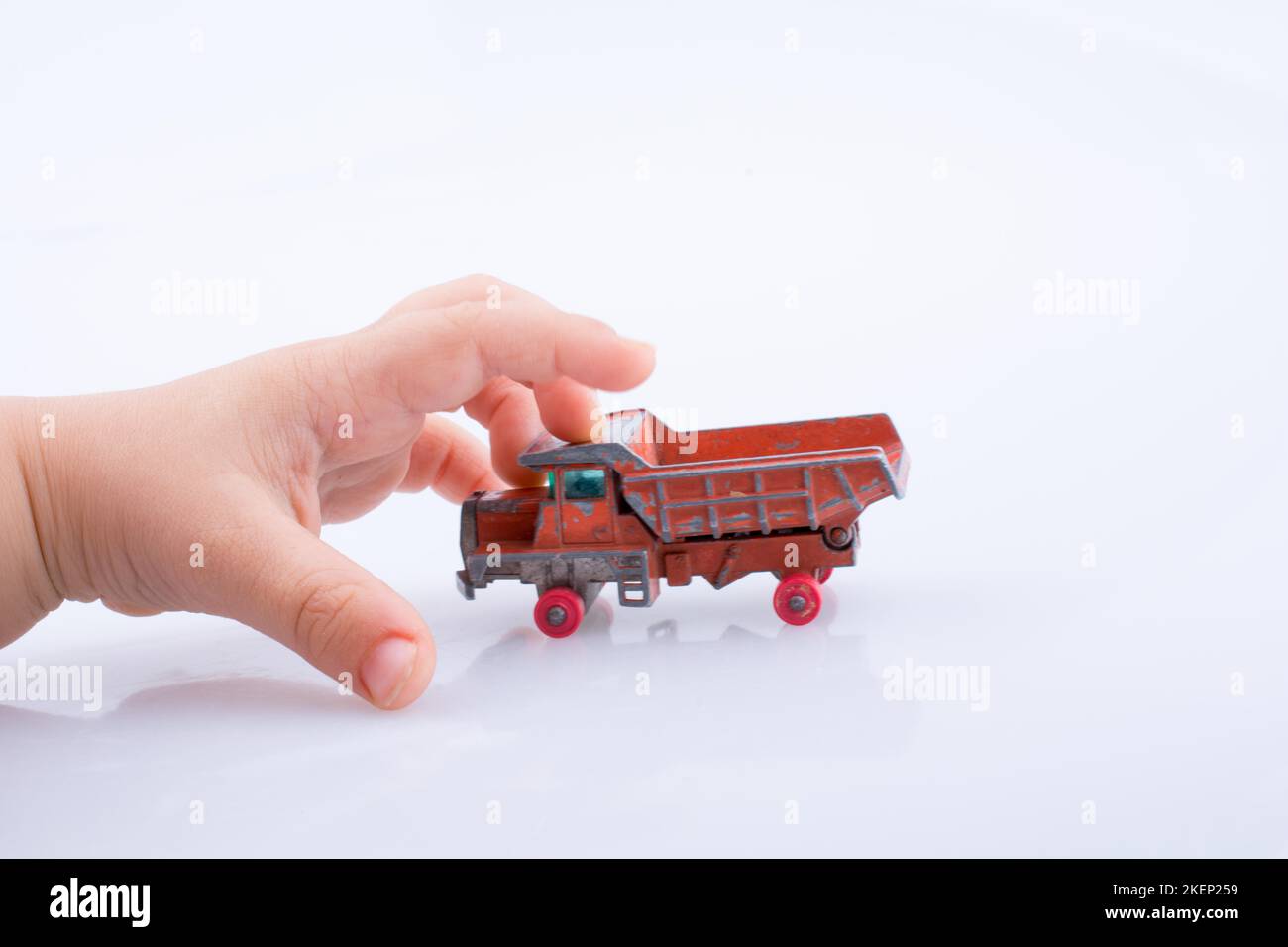  LODBY Juguetes de coche para niñas de 2, 3 y 4 años, regalos de  autos para niños de 2 a 6 años, camiones monstruos para niños, juguetes de  2 a 6