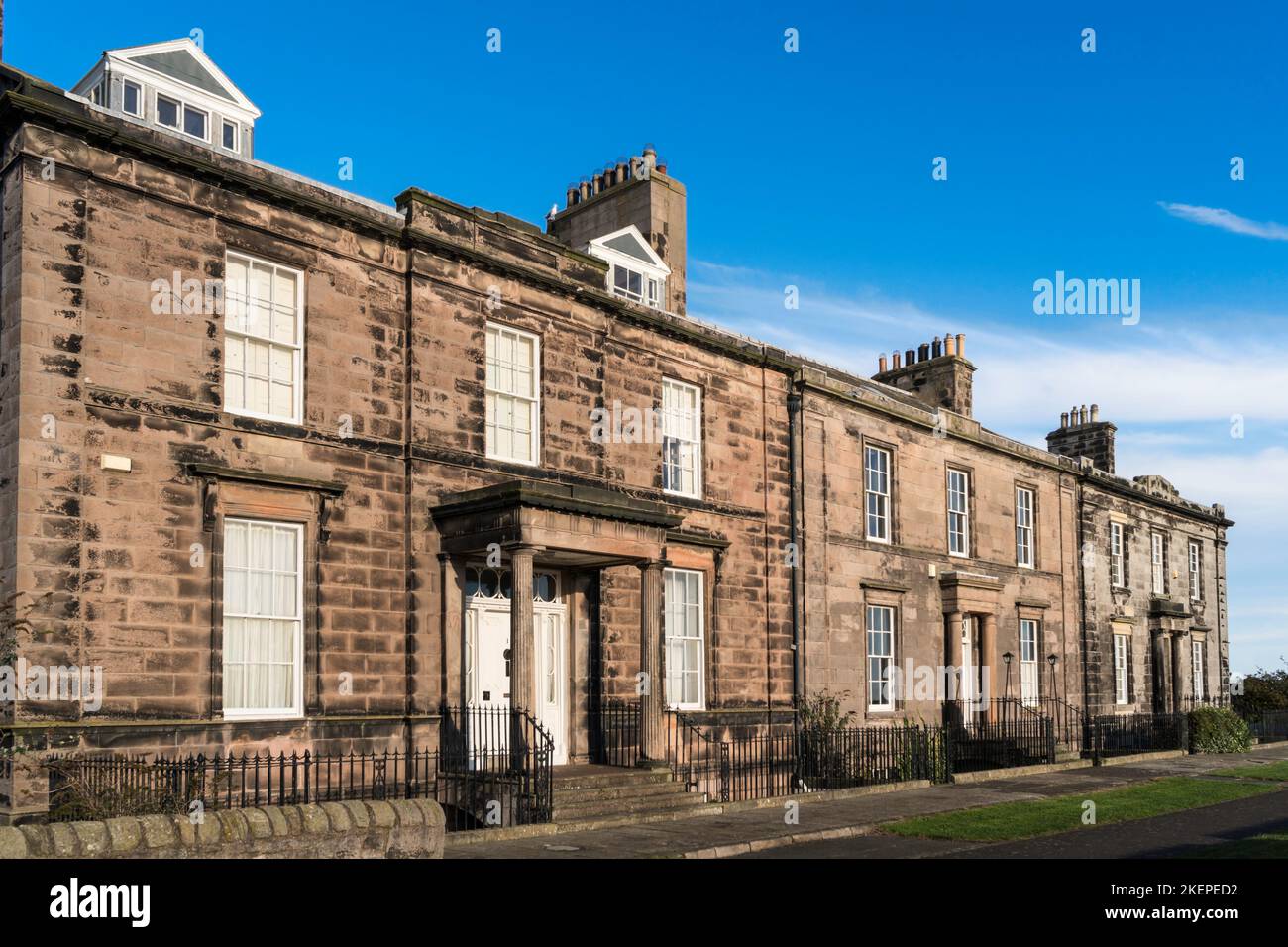 1,2 y 3 Wellington Terrace, listado de casas de pueblo del siglo 19th en Berwick Upon Tweed, Northumberland, Inglaterra, Reino Unido Foto de stock