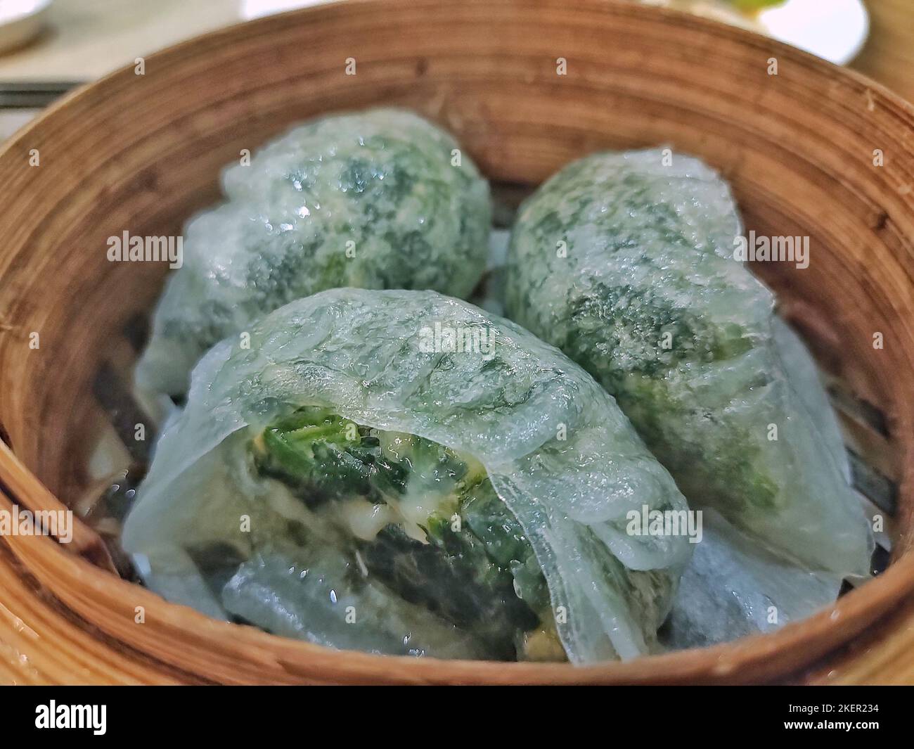 Espinacas chinas al vapor con dumpling de gambas Foto de stock