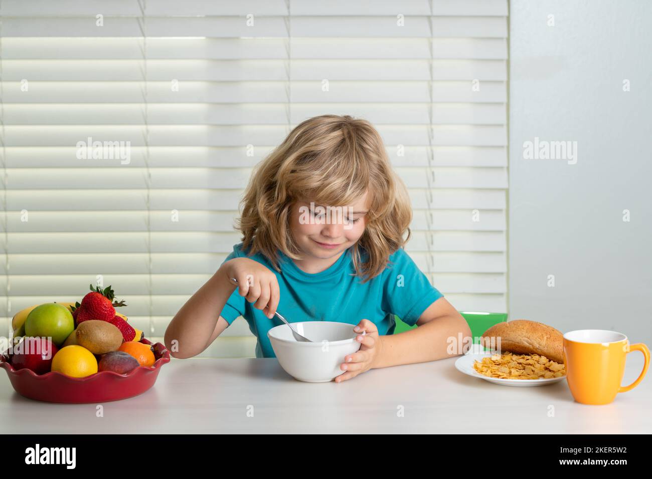 Niño preadolescente 7, 8, 9 años comiendo verduras de comida saludable