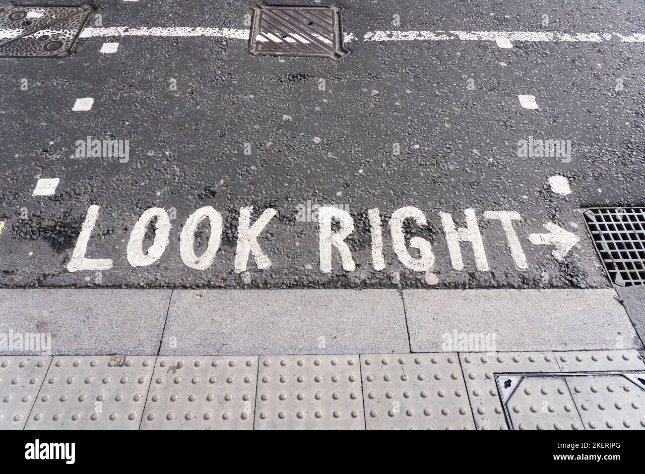 Icónico camino pintado 'Look Right' para peatones en Londres, Inglaterra. Concepto: Cruce de la carretera, seguridad vial, seguridad peatonal Foto de stock