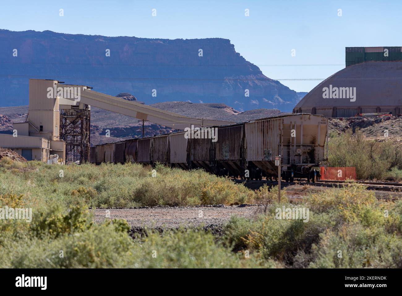 Instalación de carga de vagones de ferrocarril en la planta de procesamiento de una mina de potasa que utiliza un método de extracción de soluciones cerca de Moab, Utah. Foto de stock