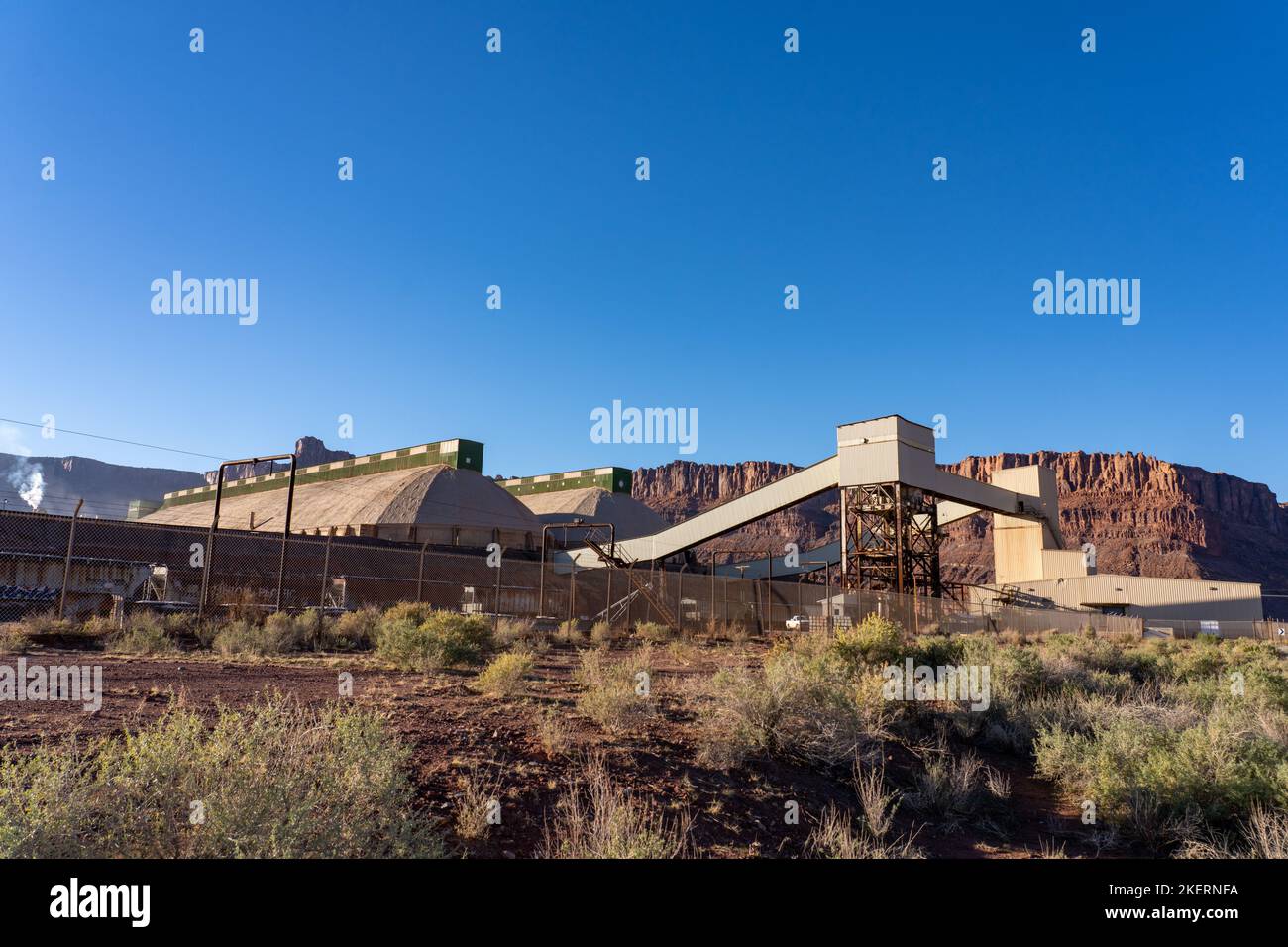 Instalaciones de carga y almacenamiento de vagones ferroviarios en la planta de procesamiento de una mina de potasa utilizando un método de extracción de soluciones cerca de Moab, Utah. Foto de stock