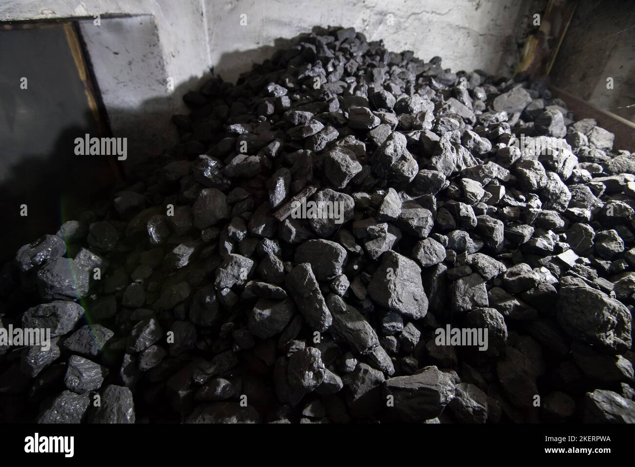 Almacenamiento de carbón negro para la estufa de carbón en Polonia © Wojciech Strozyk / Alamy Stock Photo Foto de stock