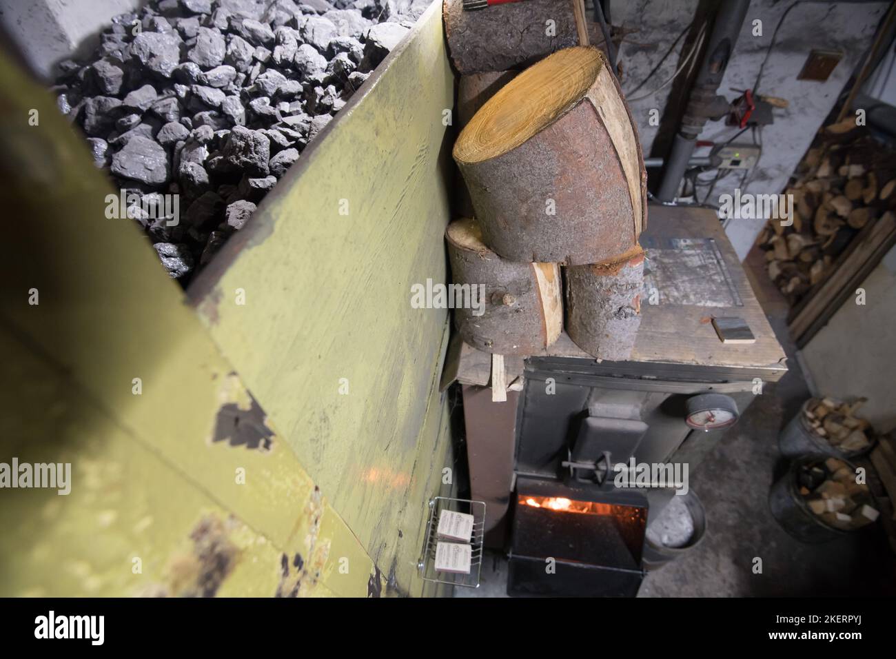 Almacenamiento de carbón negro y estufa de carbón en Polonia © Wojciech Strozyk / Alamy Stock Photo Foto de stock