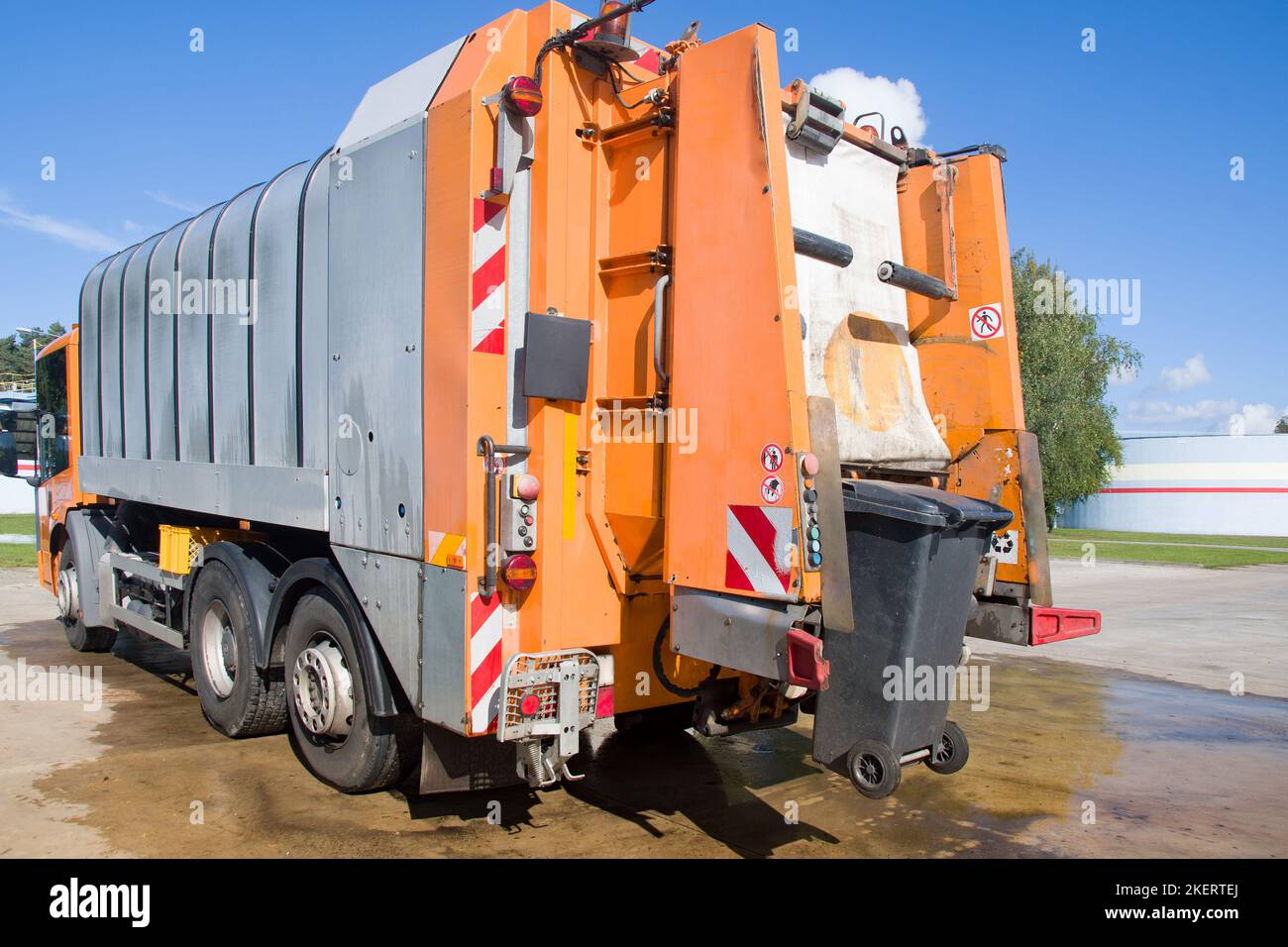 camión con un contenedor doméstico de carga servicios públicos de mantenimiento del hogar Foto de stock