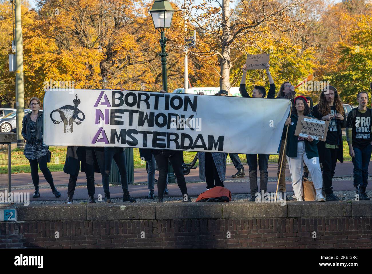 La Haya, Holanda del Sur, Países Bajos, 13.11.2022 años, manifestantes sosteniendo el cartel 'Red de Aborto Amsterdam'. Las personas que apoyan el derecho al aborto en el Foto de stock