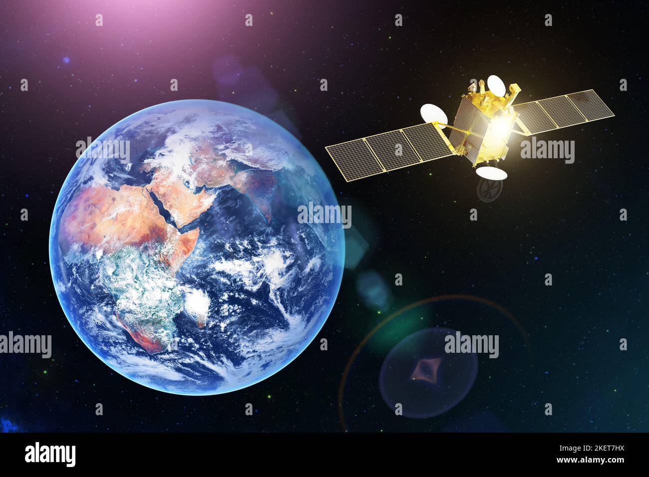 Satélite espacial de comunicaciones en órbita geoestacionaria del planeta Tierra. Elementos de esta imagen proporcionados por la NASA. Foto de stock