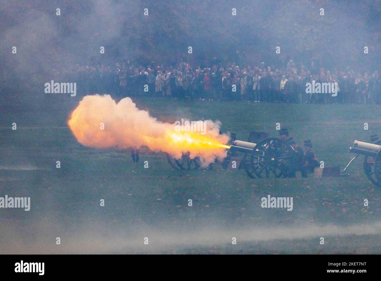La artillería Real Caballo de la tropa del Rey dispara un Salute Real