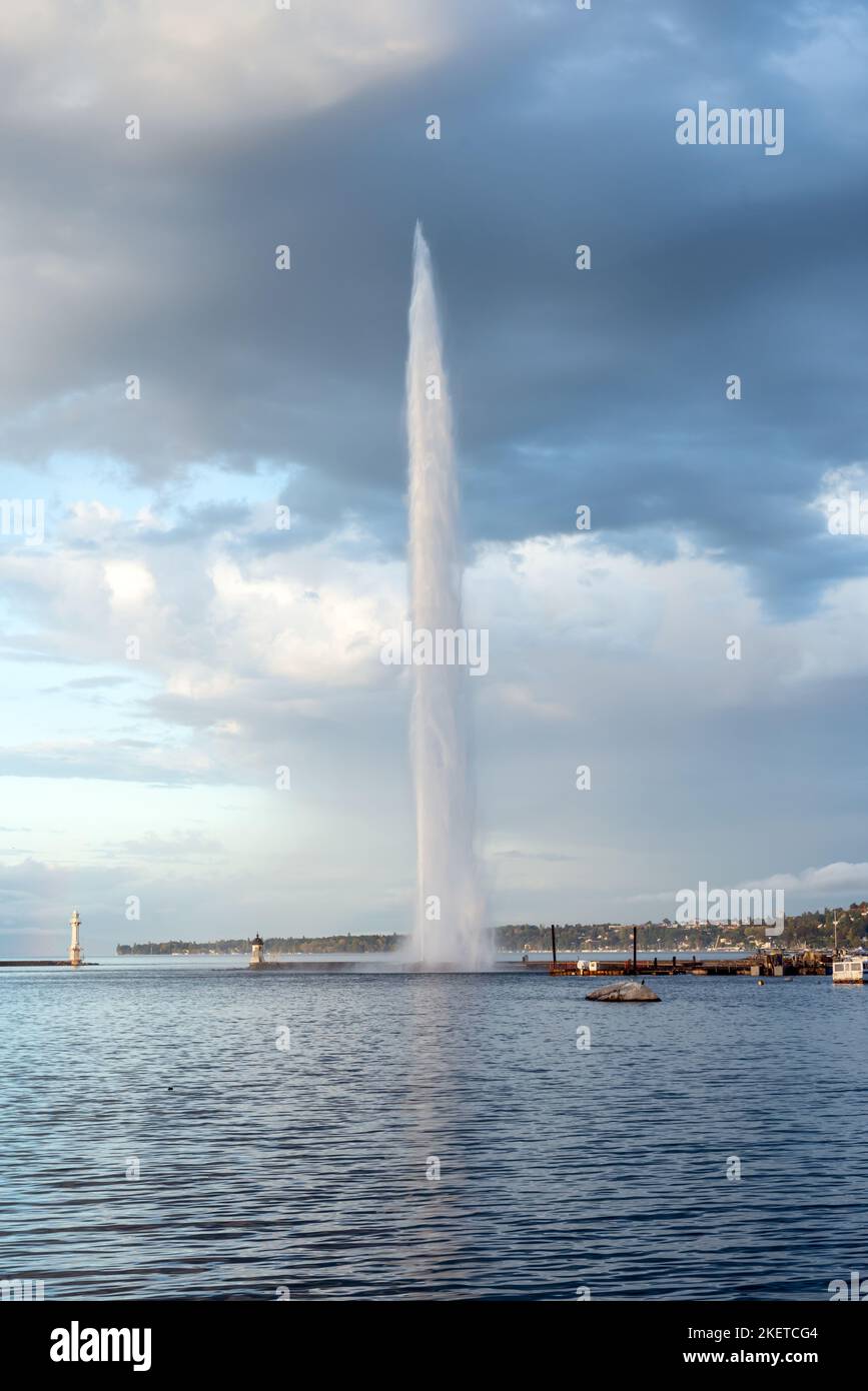 Famoso potente chorro de agua en el Lago de Ginebra, Suiza Foto de stock