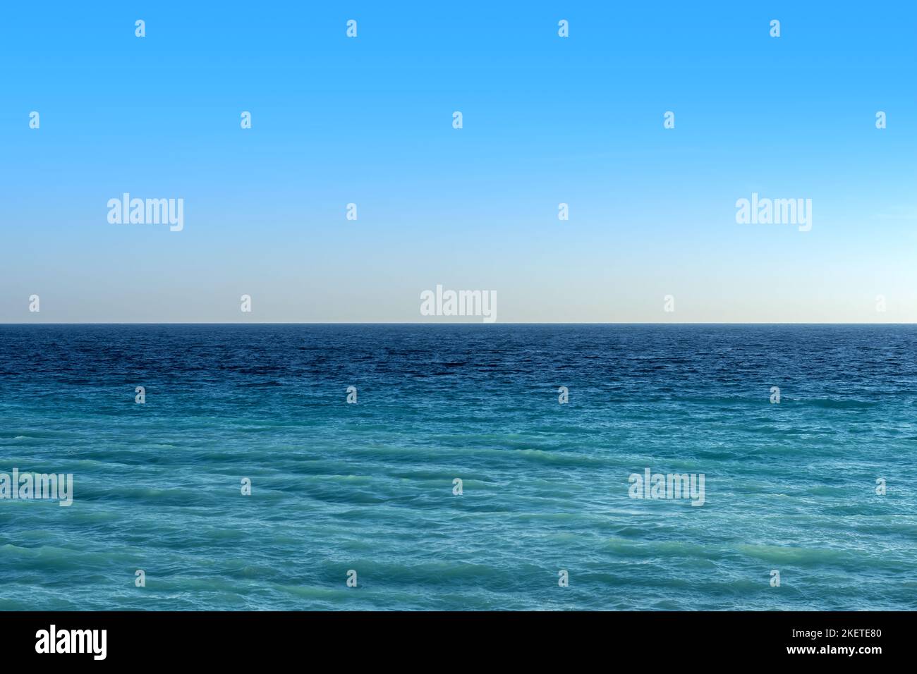 mar azul turquesa y fondo cielo azul claro degradado Foto de stock