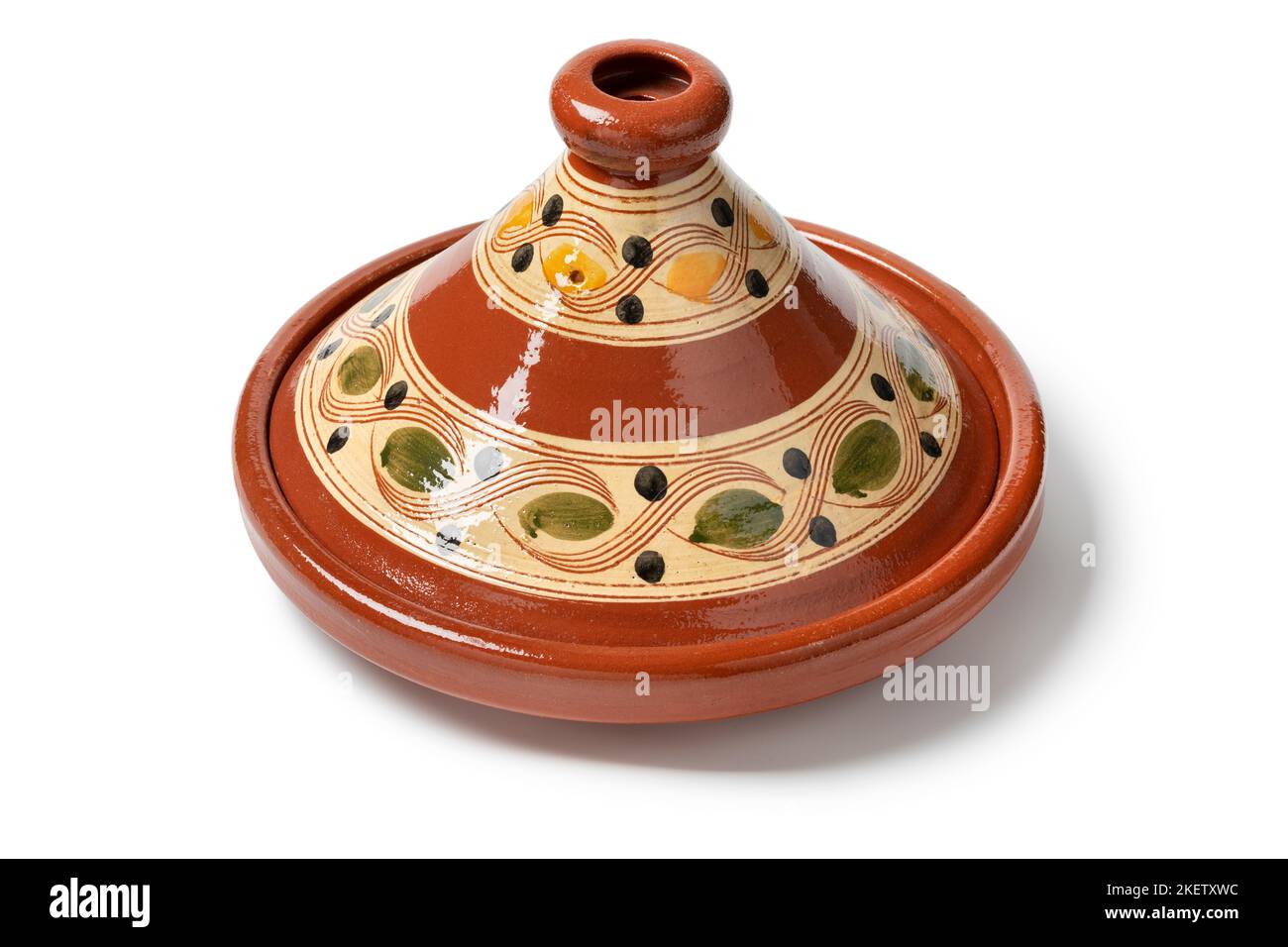Tajine o tagine tradicional, una olla de cerámica del norte de África aislada sobre fondo blanco Foto de stock