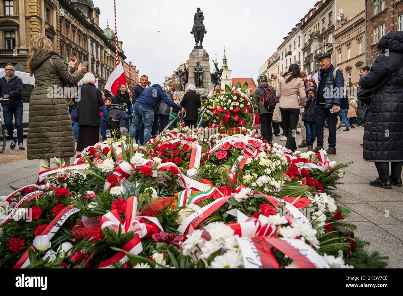 Polonia Día de la Independencia en Cracovia. Gente dejando flores con banderas polacas junto al Monumento Grunwald en Plac Matejki. Cracovia, Polonia - 11 de noviembre de 2022. Foto de stock