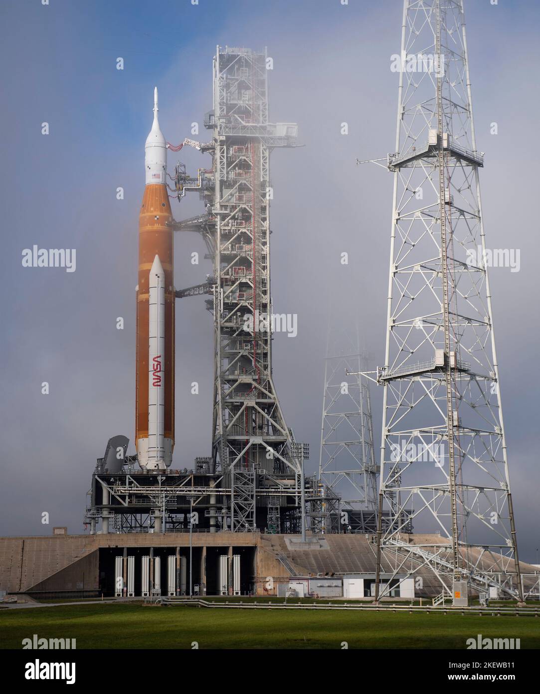Centro Espacial Kennedy, 13 de noviembre de 2022, Centro Espacial Kennedy, Estados Unidos de América. 12 de noviembre de 2022. El cohete del Sistema de Lanzamiento Espacial Artemis I de la NASA con la nave espacial Orion se preparó en el Complejo de Lanzamiento 39B sobre un lanzador móvil mientras continuaban los preparativos en un día neblinoso, en el Centro Espacial Kennedy, el 12 de noviembre de 2022, en Cabo Cañaveral, Florida. Después de varios intentos fallidos, se espera que la prueba de vuelo sin tripulación se realice el 16th de noviembre. Crédito: Joel Kowsky/NASA/Alamy Live News Foto de stock