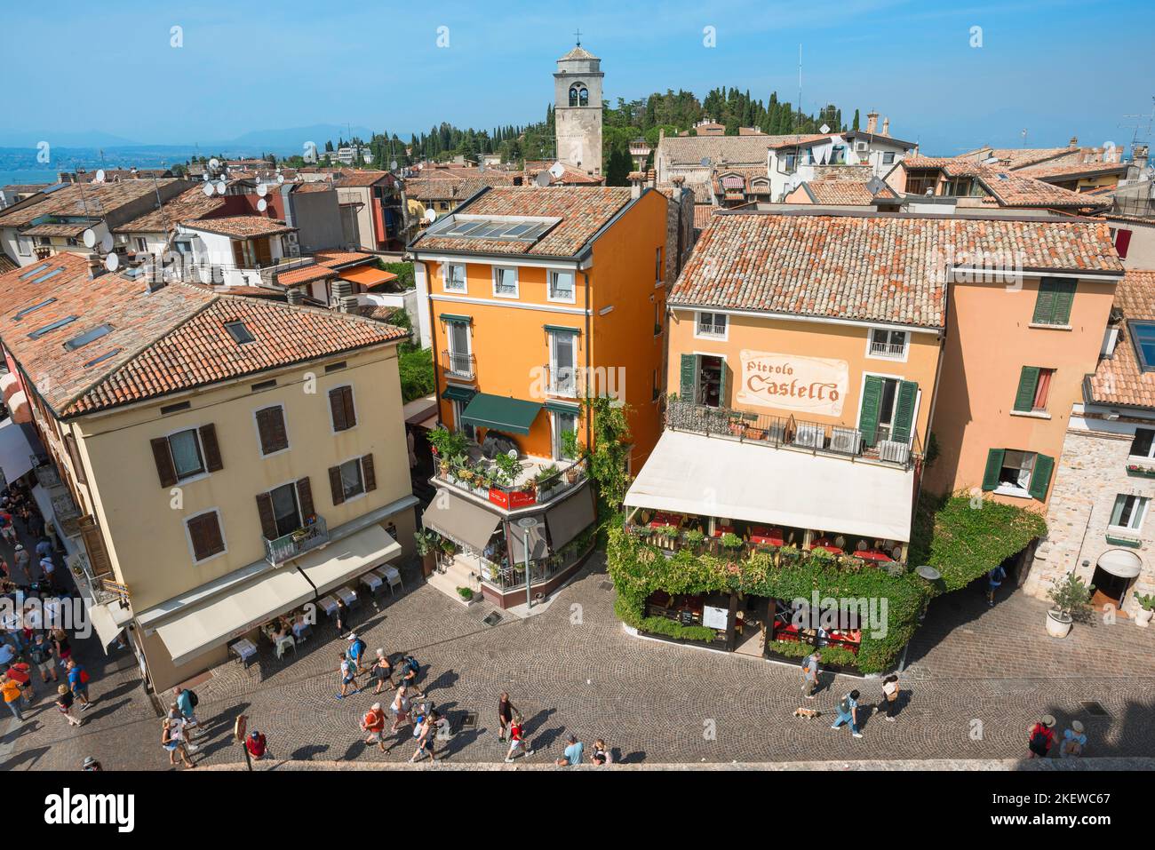 Ciudad del lago Garda, vista de un grupo de cafés escénicos en la Via Dante en el casco antiguo histórico de Sirmione, Lago Garda, Italia Foto de stock