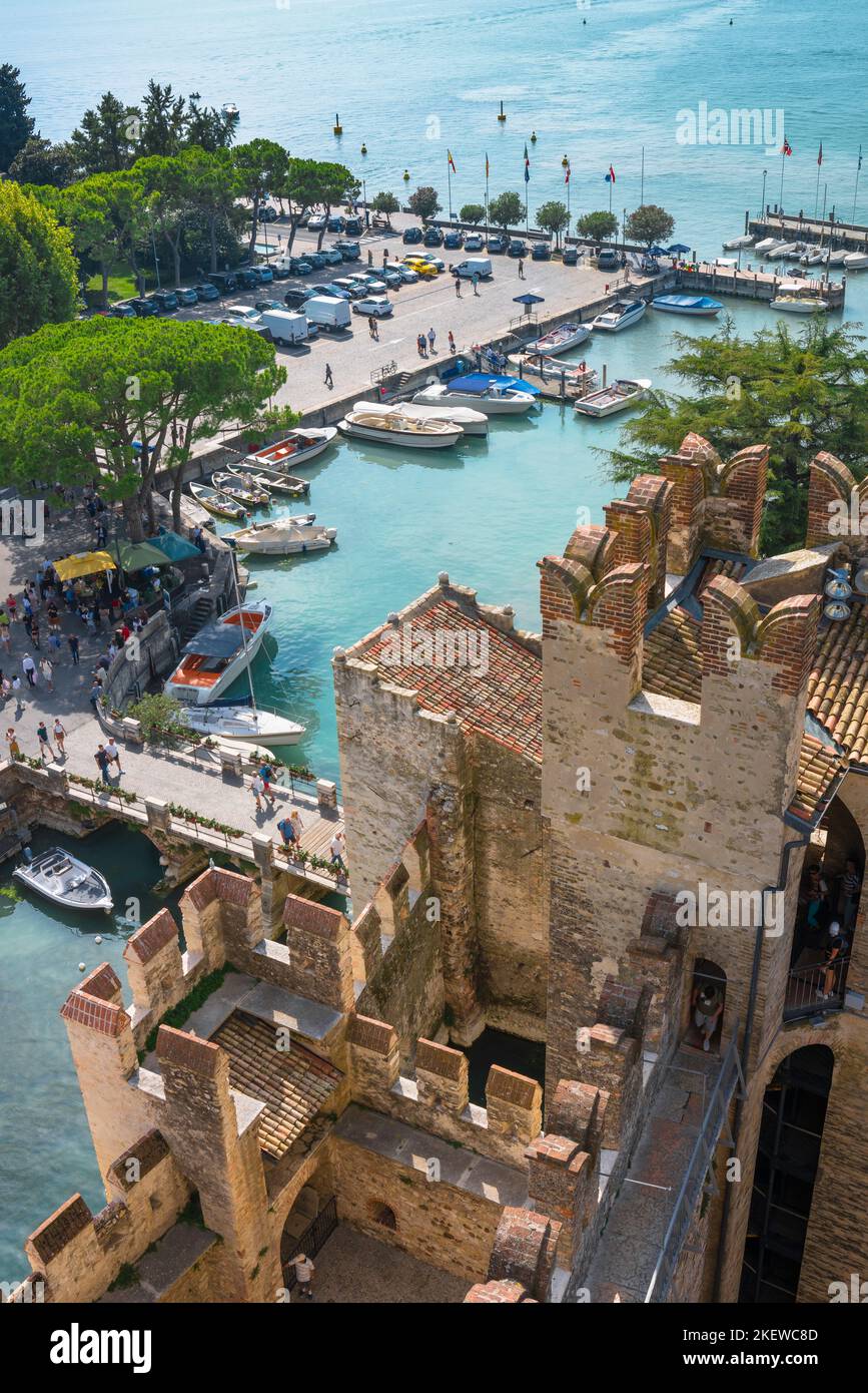 Lago de Garda, vista en verano de las fortificaciones suroeste del Castillo Scaligero y el puerto marítimo del Lago de Garda en Sirmione, Italia Foto de stock