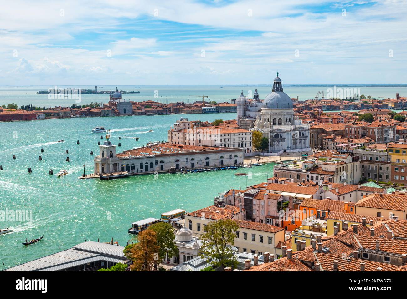 Venecia Italia paisaje urbano panorámico con la iglesia de Santa Maria della Salute. Foto de stock