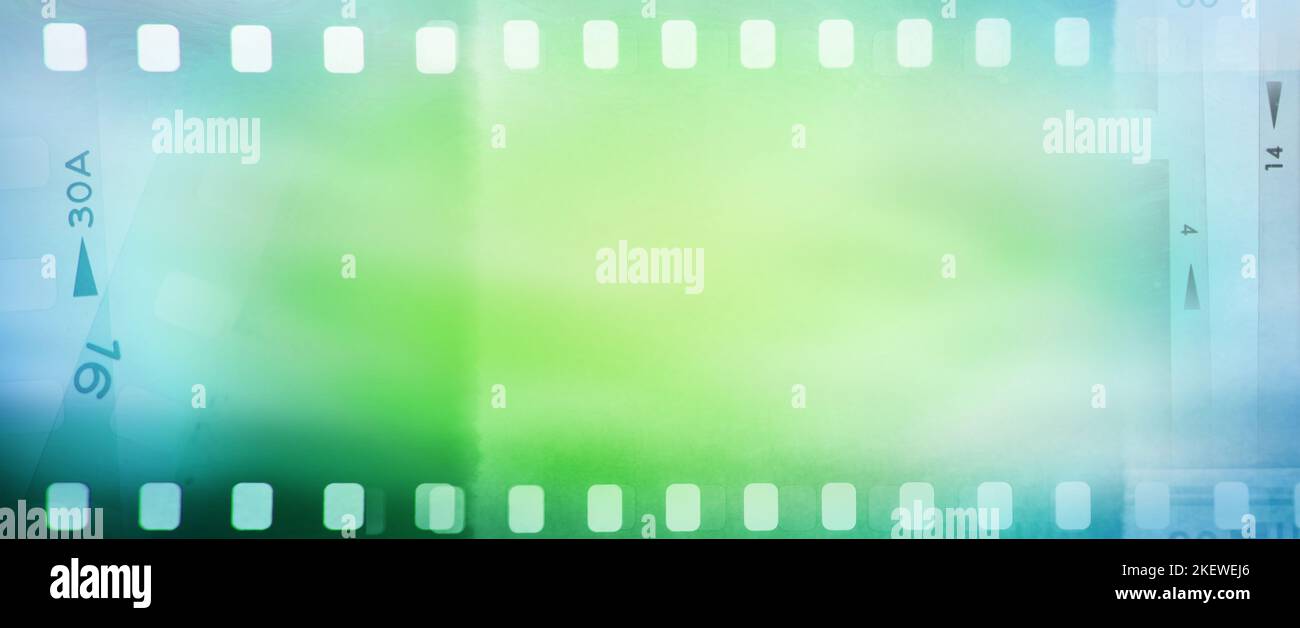 Tira de película verde azul fondo de fotogramas negativos Foto de stock