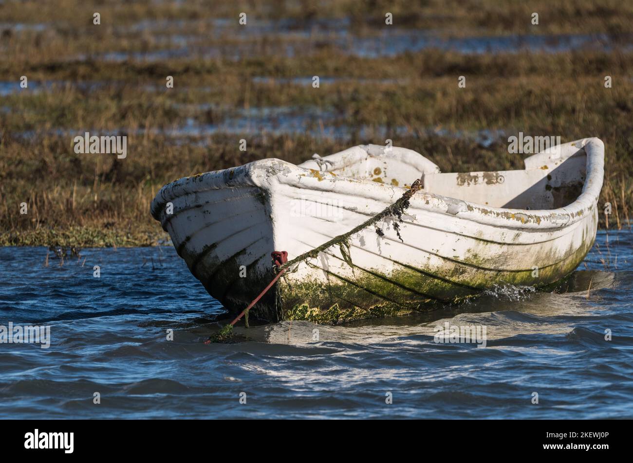 Barco de remo amarrado en Leigh on Sea, Essex Foto de stock
