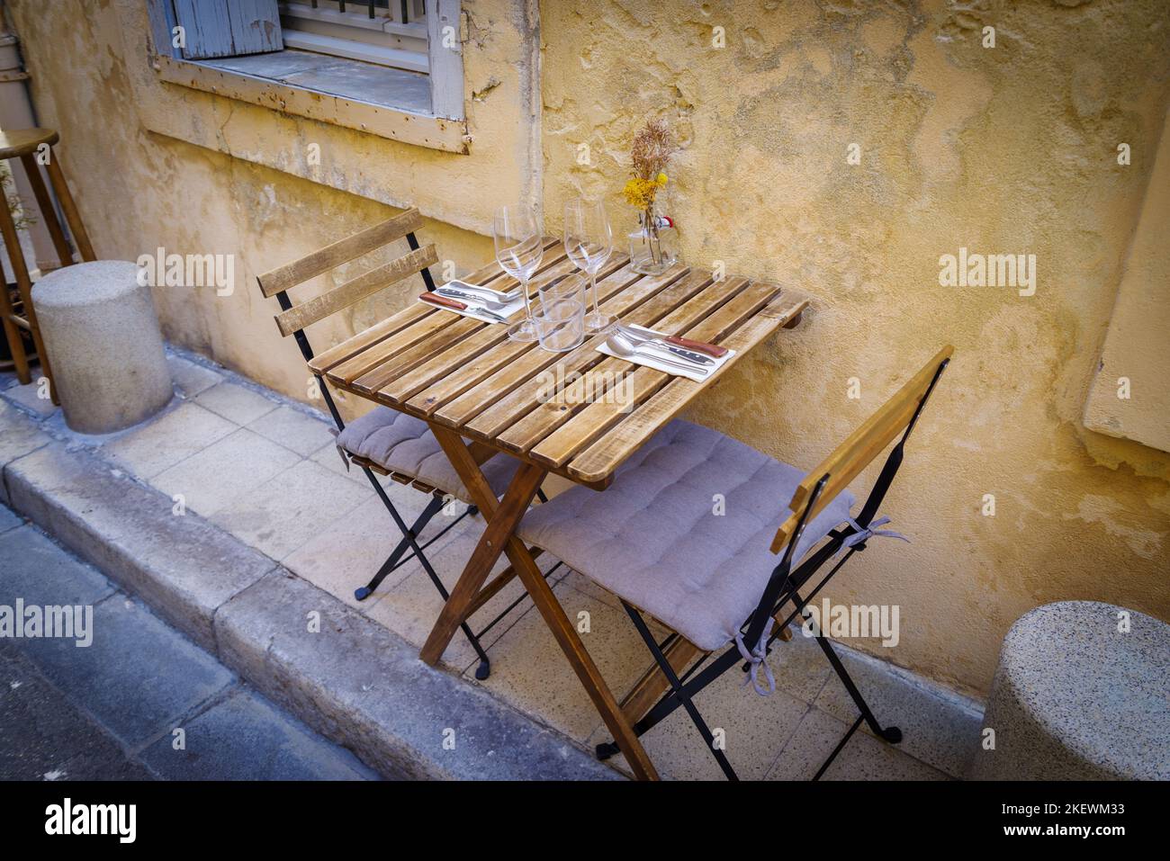 Mesa romántica para dos en un pueblo mediterráneo Foto de stock