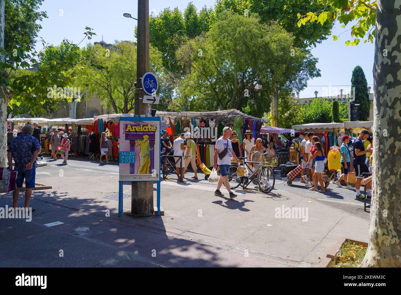 ARLES, FRANCIA - 6 DE AGOSTO de 2022: Famoso mercado de comida y verduras de los sábados Arles, uno de los más grandes de la Provenza Foto de stock