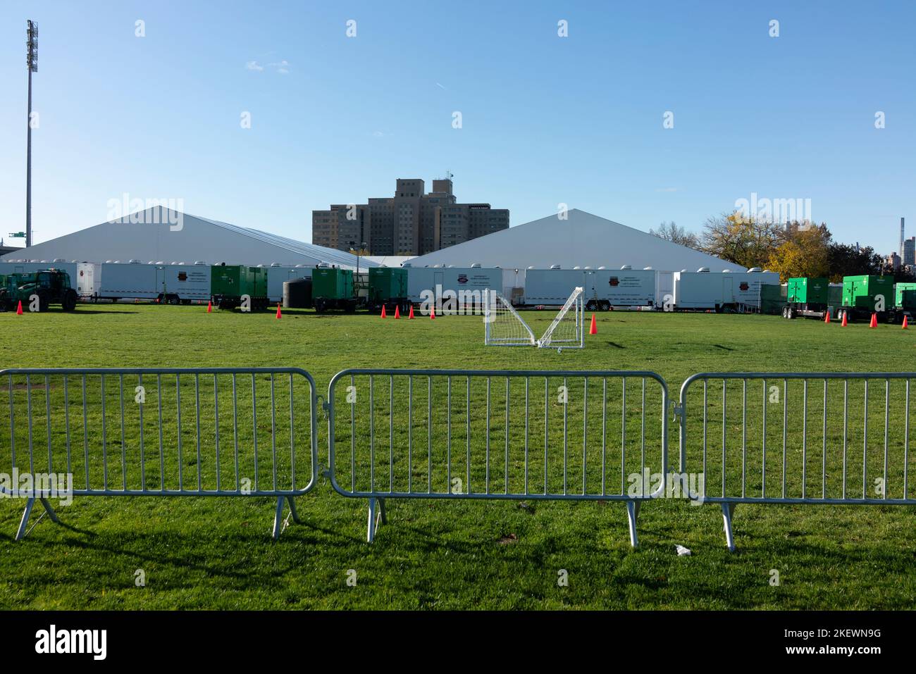 Randall's Island, Nueva York, EE.UU., viviendas provisionales desmanteladas para inmigrantes enviadas por los gobernadores de los estados republicanos Foto de stock