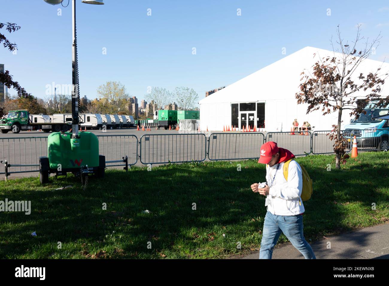 Randall's Island, Nueva York, EE.UU., viviendas provisionales desmanteladas para inmigrantes enviadas por los gobernadores de los estados republicanos Foto de stock