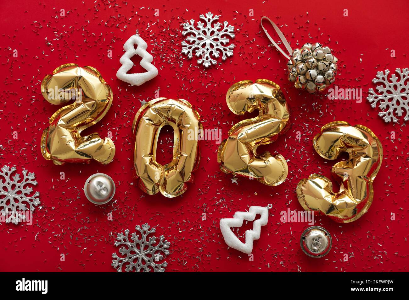 Figura 2023 Hecho de globos, adornos de Navidad y lentejuelas sobre fondo  rojo Fotografía de stock - Alamy