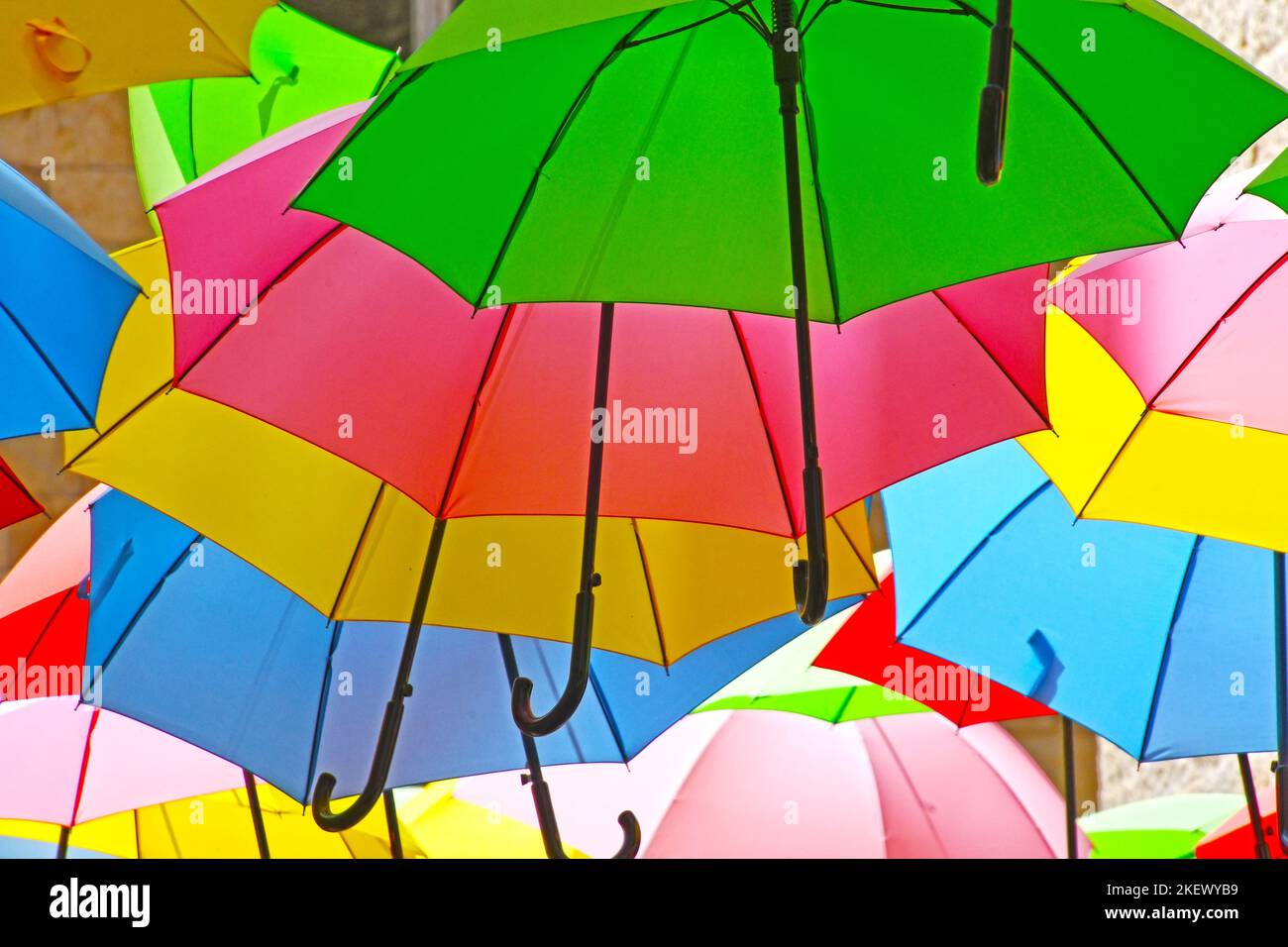 Paraguas colorido fondo. Paraguas coloridos cerca Foto de stock