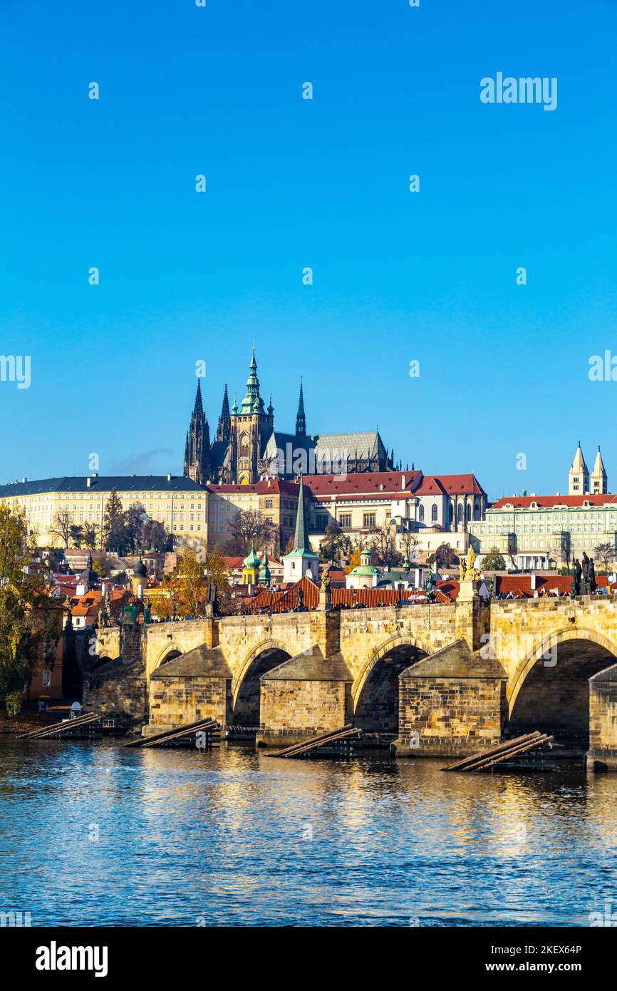 Vista del Castillo de Praga, la Catedral de San Vito y el Puente de Carlos, Praga, República Checa Foto de stock