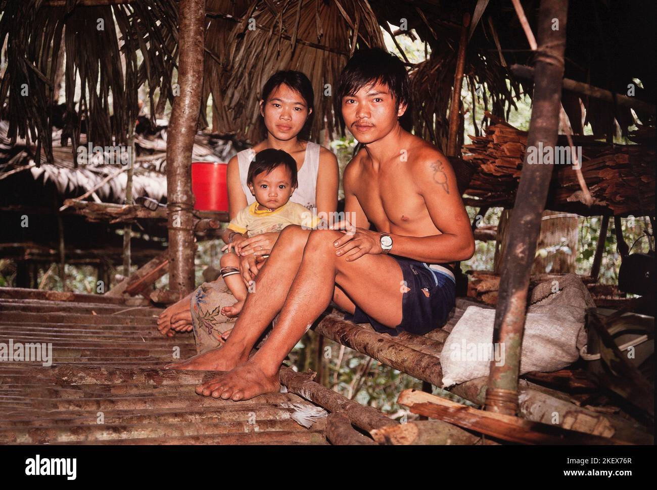 Pueblo indígena penan de Sarawak, Borneo, grupo familiar, Malasia Oriental Foto de stock