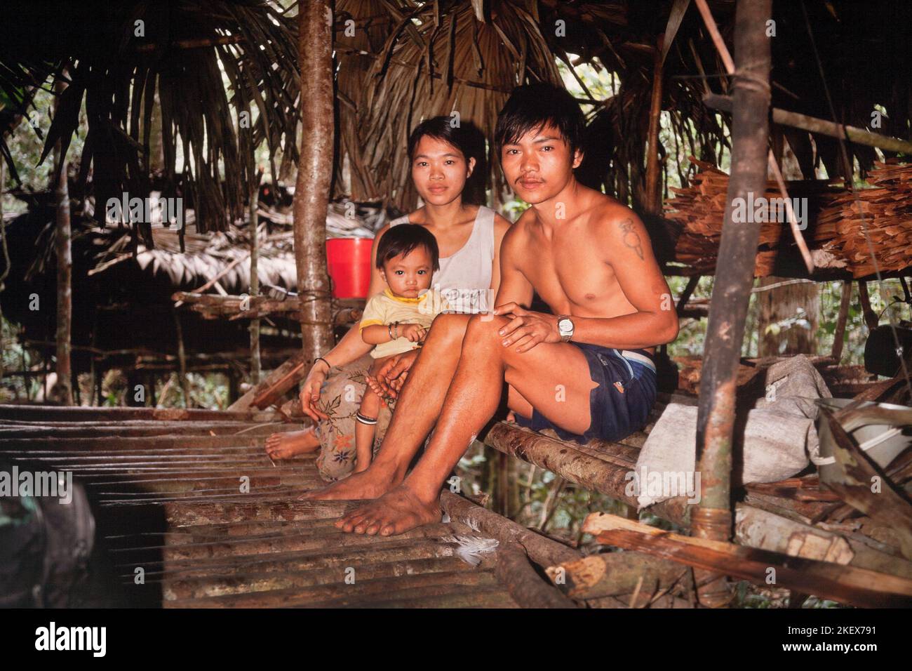 Pueblo indígena penan de Sarawak, Borneo, grupo familiar, Malasia Oriental Foto de stock