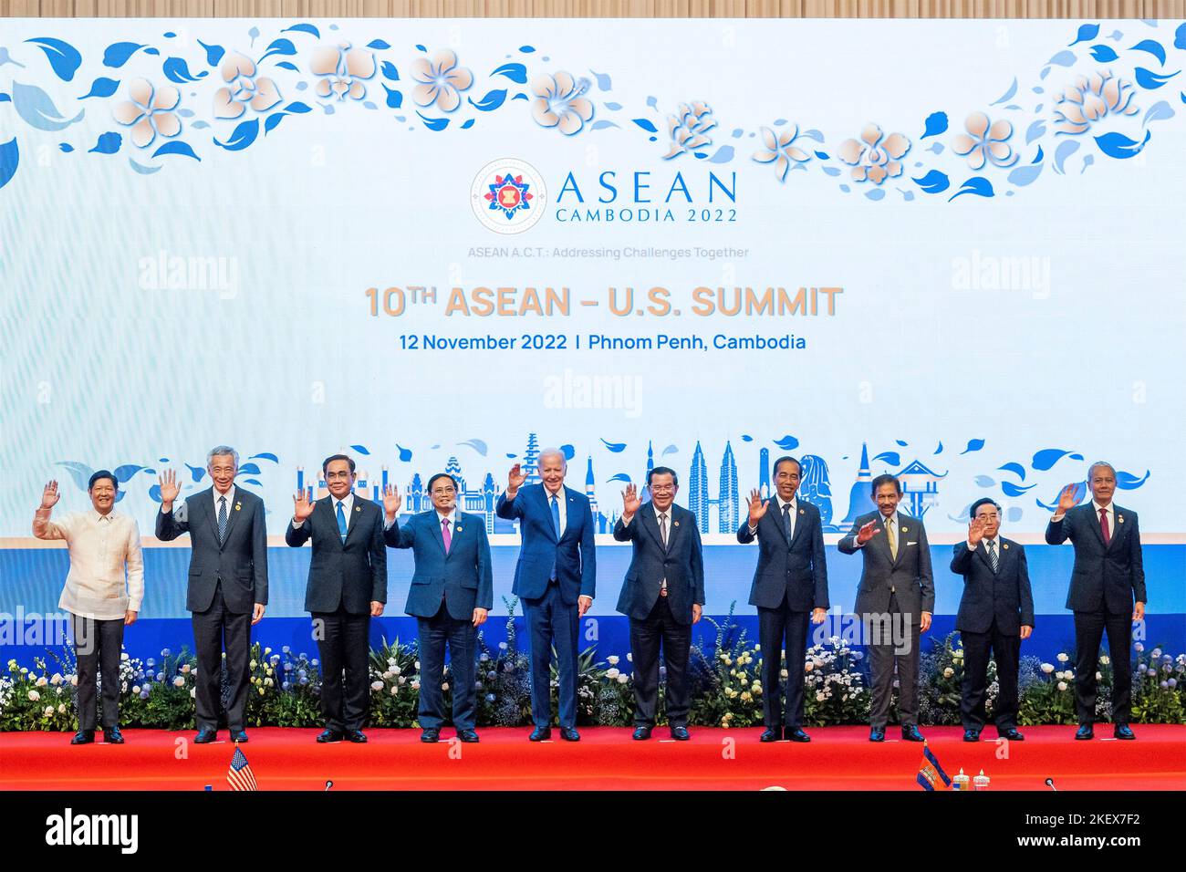 Phnom Penh, Camboya. 12 de noviembre de 2022. Los líderes se agitan durante la foto del grupo al comienzo de la cumbre de la ASEAN, el 12 de noviembre de 2022, en Phnom Penh, Camboya. De izquierda a derecha: El Presidente de Filipinas Ferdinand Marcos, Jr., el Primer Ministro de Singapur Lee Hsien Loong, el Primer Ministro de Tailandia Prayuth Chan-ocha, el Primer Ministro de Vietnam Pham Minh Chinh, el Presidente de Estados Unidos Joe Biden, el Primer Ministro de Camboya Hun Sen, el Presidente de Indonesia Joko Widodo, Brunei Sultán Hassanal Primer Ministro de Laos Phankham Viphavanh, Y Presidente malasio de la Cámara de Representantes Azhar Azizan Harun. Crédito: Adam Schultz Foto de stock