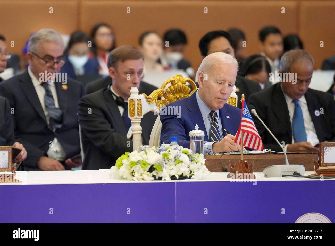 Phnom Penh, Camboya. 12th de Nov de 2022. Joe Biden, presidente de los Estados Unidos, durante la sesión de líderes en la cumbre de la ASEAN, el 13 de noviembre de 2022, en Phnom Penh, Camboya. Crédito: Adam Schultz/White House Photo/Alamy Live News Foto de stock