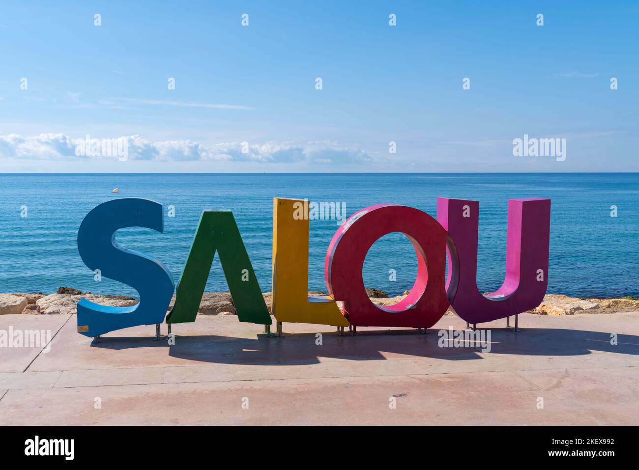 Cartel de Salou multicolor que da el nombre del popular destino ...