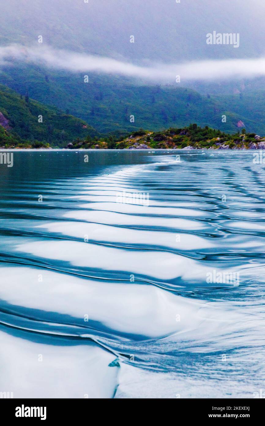 La lancha crea ondas gráficas; Valdez Arm; Prince William Sound; Alaska; USA Foto de stock