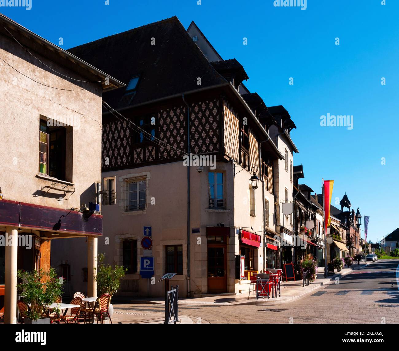 Calle en el municipio francés de Aubigny-sur-Nere con casas de entramado de madera Foto de stock