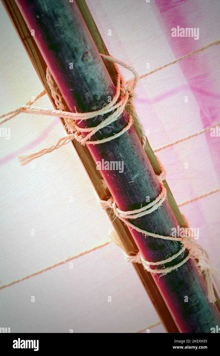 lonas fijadas a postes de andamio con cuerda Foto de stock