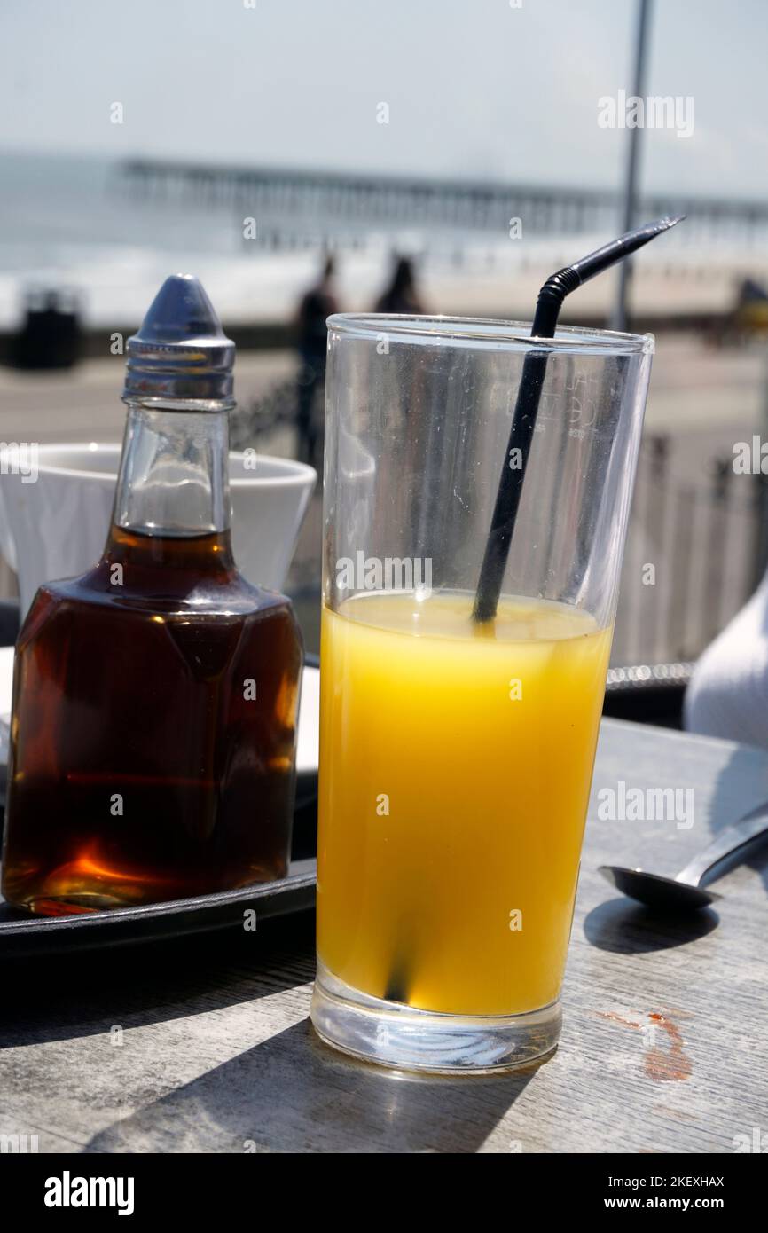 zumo de naranja junto al mar Foto de stock