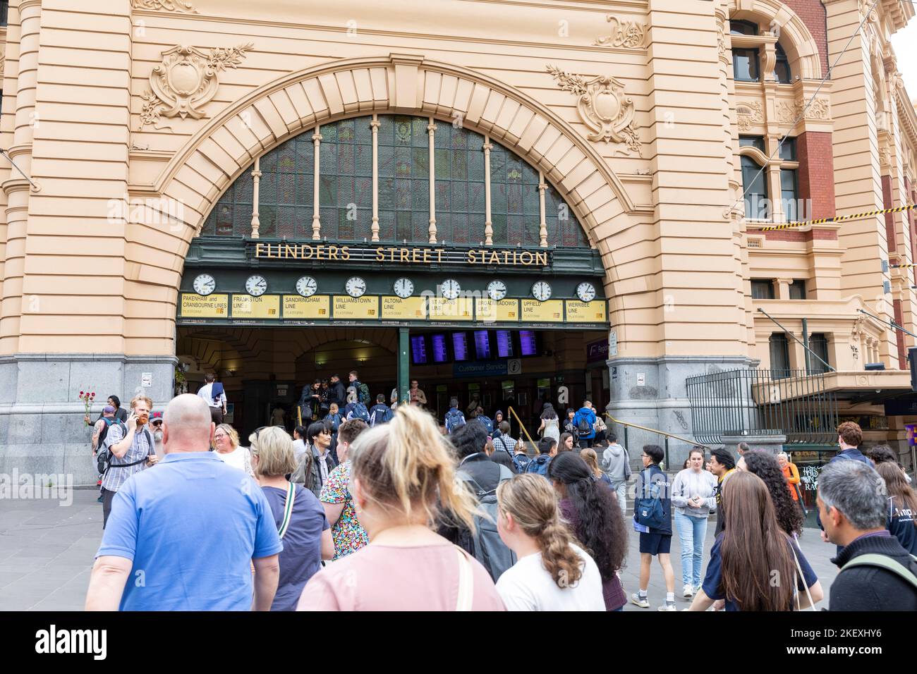 Estación Flinders Street en Melbourne CBD, trenes de cercanías en dirección a la estatio nentrance del ferrocarril, Victoria, Australia Foto de stock