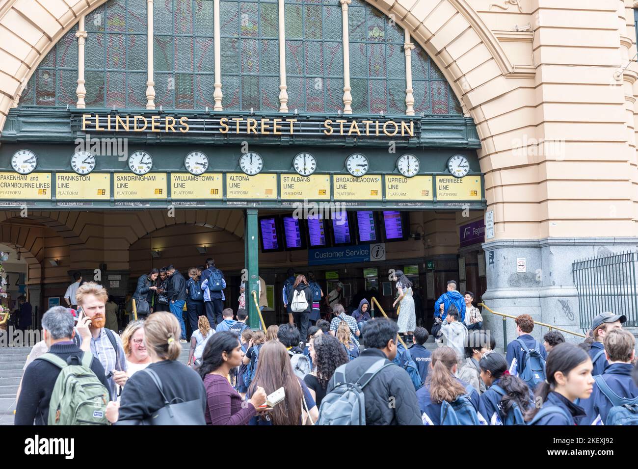Estación Flinders Street en el centro de la ciudad de Melbourne, los pasajeros incluyen grupos escolares de estudiantes en uniforme, Melbourne, Victoria, Australia Foto de stock