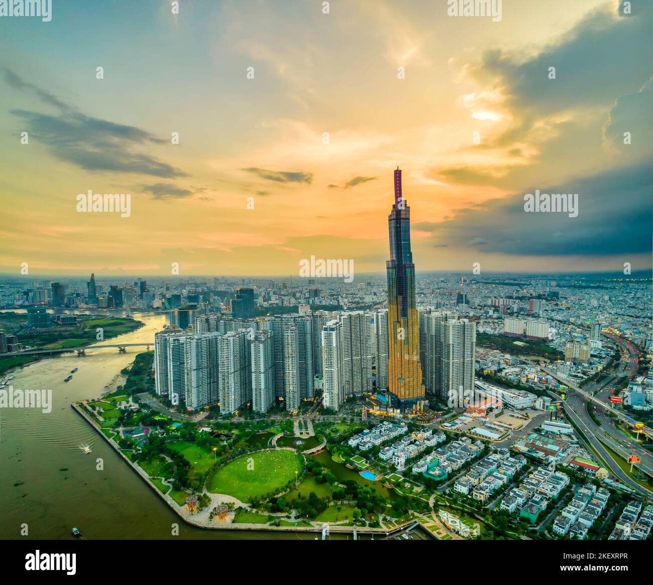 Vista superior aérea del centro de la ciudad Ho Chi Minh, Vietnam, rascacielos de belleza a lo largo del río desarrollo urbano, transporte, energía de la infraestructura. Foto de stock