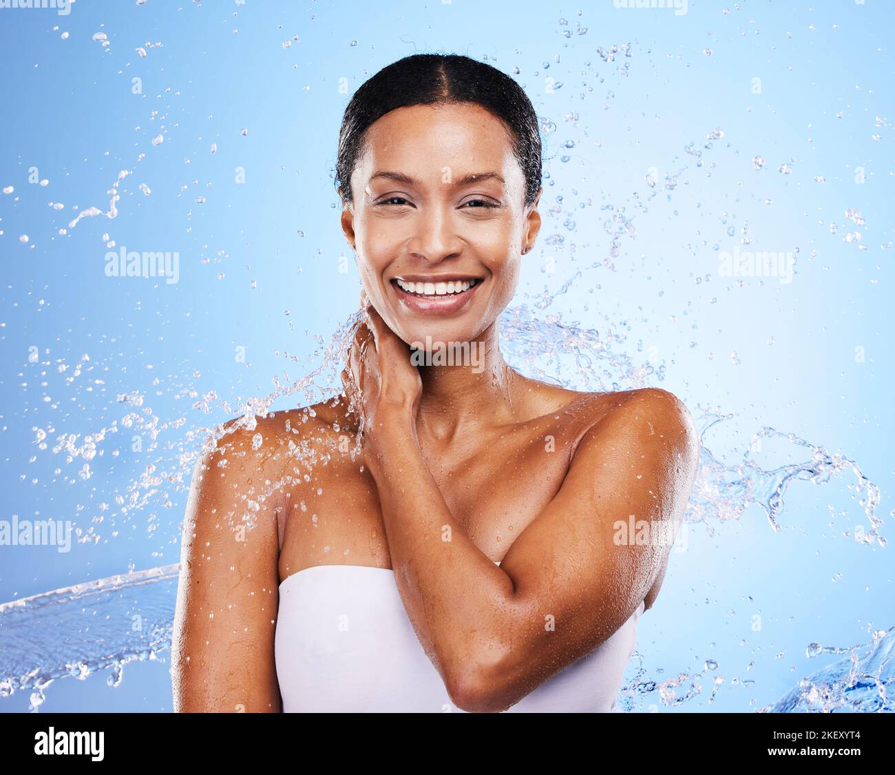 Mujer riendo vistiendo un poncho de plástico durante una ducha de lluvia  Fotografía de stock - Alamy