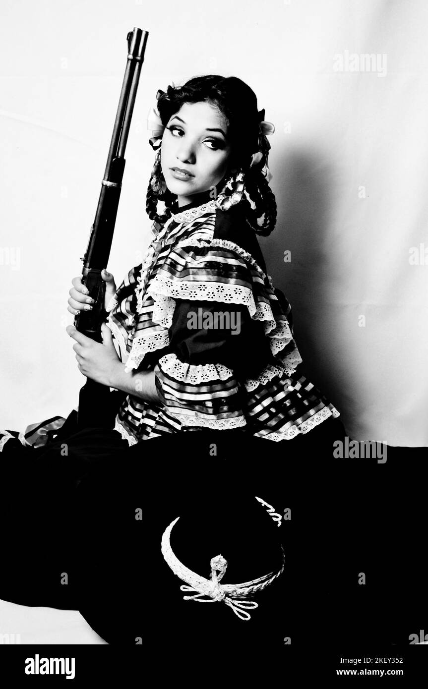 Vestido de adelita fotografías e imágenes de alta resolución - Alamy Vestido de adelita fotografías e imágenes de alta resolución - Alamy