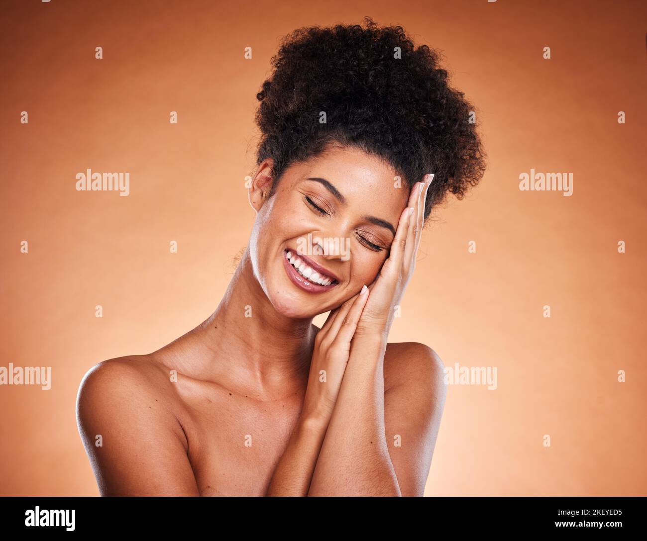 Belleza skincare, el cuidado del uno mismo y la cara de la mujer negra con la piel brillante suave, cuidado facial de lujo o satisfecho con el tratamiento natural. Maquillaje, dermatología Foto de stock