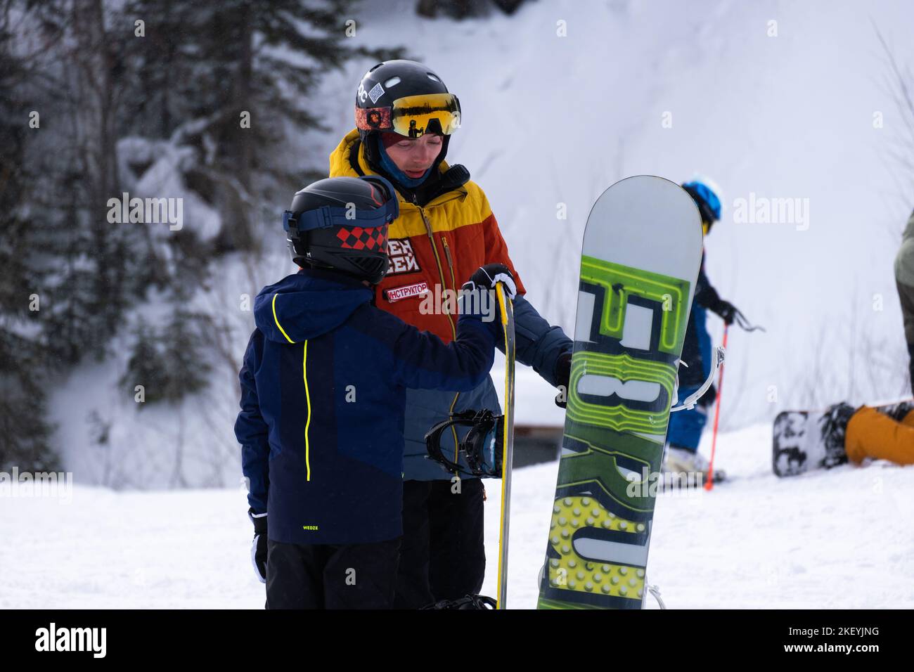 Sheregesh, Rusia. 24.02.2022. Apertura de la temporada de esquí en la estación de Sheregesh. Fotografía de alta calidad. Fotografía de alta calidad Foto de stock