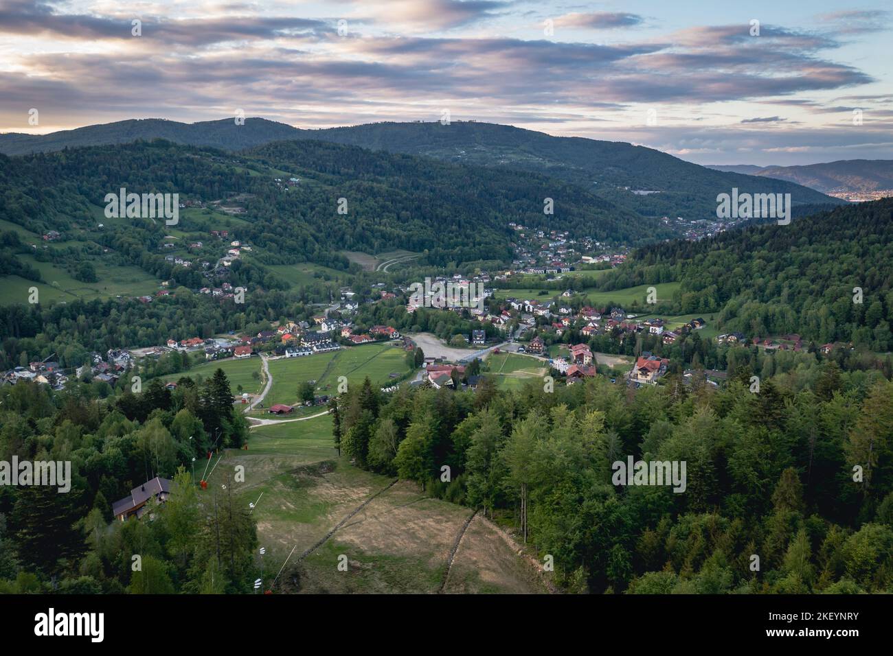 Vista aérea de la ciudad de Szczyrk en Silesia Beskids montañas, condado de Bielsko, Voivodato de Silesia en el sur de Polonia Foto de stock